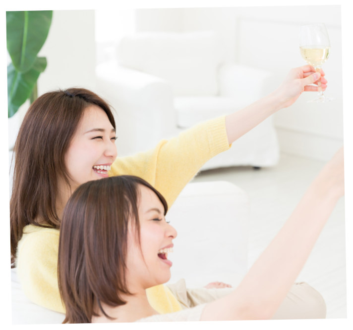 Asian girls drinking without flushing